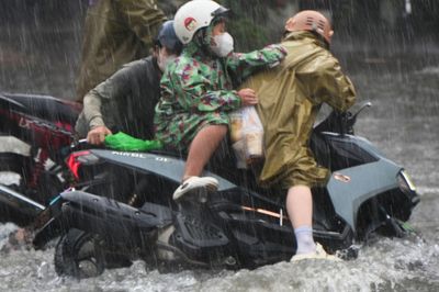 Quốc lộ 1 'ngập như sông', xe máy liên tục ngã nhào giữa dòng nước