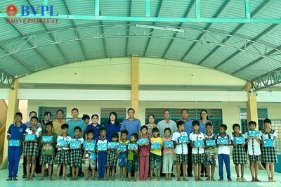 Hành trình vì học sinh vùng biên của VKSND Khu vực 14 An Giang