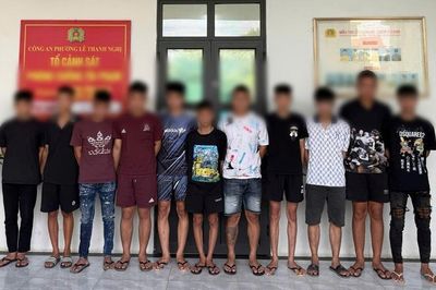 Khởi tố 12 thanh, thiếu niên mang hung khí, rượt đuổi nhau trên đường