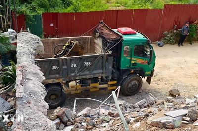 Cưỡng chế 4 công trình sau vi phạm rừng phòng hộ Sóc Sơn tại khu vực Đồng Đò
