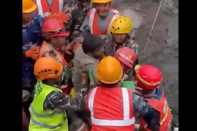 Khoảnh khắc công nhân Nepal được đưa ra khỏi đường hầm ngập nước sau 9 ngày mắc kẹt