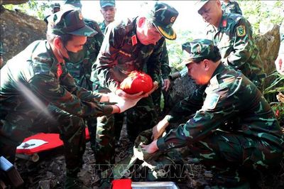 Kiểm tra công tác tìm kiếm hài cốt liệt sĩ, tổ chức lấy mẫu xác định danh tính