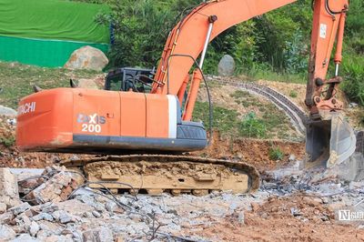 Bắt đầu phá dỡ công trình 'mọc' trong rừng phòng hộ Sóc Sơn
