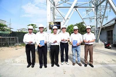Gắn biển công trình chào mừng 50 năm Ngày thành lập Công ty Điện lực Đà Nẵng