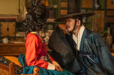 Ji Chang Wook và Nana có mối quan hệ phức tạp trong The Scandal