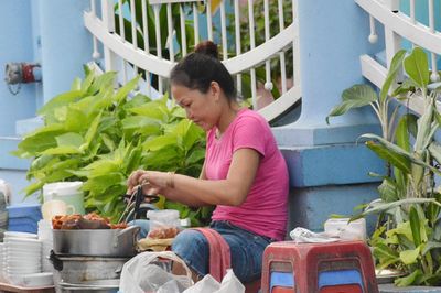 Phụ nữ ở đô thị: Tăng trưởng cao nhưng sinh kế phải bền vững - Bài 2: Nhận diện đúng đối tượng để hỗ trợ