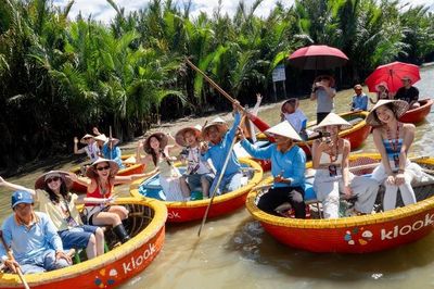 Du khách đang mở rộng bản đồ khám phá Việt Nam