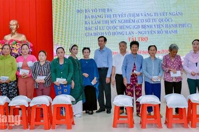 Trao 400 phần quà cho người dân xã Giang Thành và Vĩnh Điều