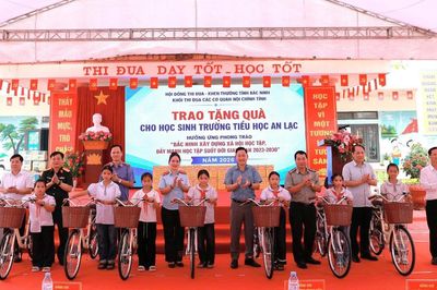 Bắc Ninh: Trao quà "Tiếp sức đến trường" tại Trường Tiểu học An Lạc