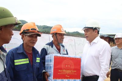 Phó Bí thư Thường trực Thành ủy Nguyễn Khắc Toàn kiểm tra tiến độ dự án nâng cấp quốc lộ 14D