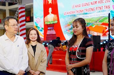 Chủ tịch UBND thành phố Nguyễn Mạnh Hùng kiểm tra công tác chuẩn bị khai giảng năm học mới tại xã Tây Giang