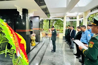 Dâng hương tưởng niệm các Anh hùng liệt sĩ trước khi lên đường làm nhiệm vụ tại Campuchia