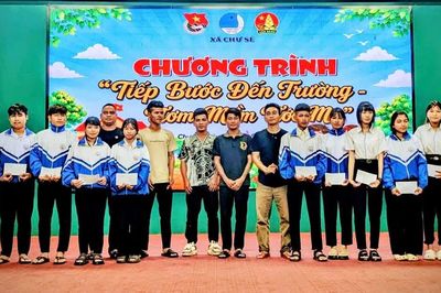 Trao 100 suất quà, tiếp sức học sinh vùng khó