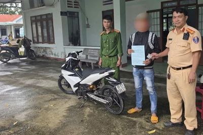 Điều khiển xe máy bằng chân trên QL 25, nam thanh niên bị tịch thu phương tiện