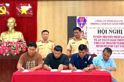 Gia Lai: Ký cam kết chấp hành pháp luật về TTATGT với 80 đơn vị kinh doanh vận tải