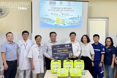 Công ty Cổ phần Nhà ga quốc tế Cam Ranh tặng 15 máy khử rung tim tự động cho Sở Y tế