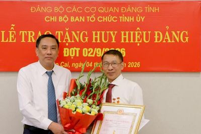 Phó Bí thư Thường trực Tỉnh ủy Hoàng Giang dự Lễ trao tặng Huy hiệu Đảng tại Ban Tổ chức Tỉnh ủy