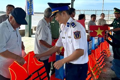 Ấm áp 'Cảnh sát biển đồng hành với ngư dân' Lâm Đồng
