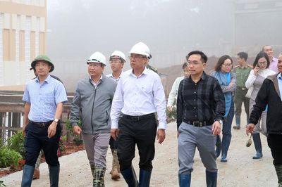 Phó Chủ tịch UBND tỉnh Lâm Đồng Nguyễn Minh kiểm tra trường nội trú xã Quảng Trực