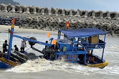 Lâm Đồng: 2 tàu cá bị chìm, 8 ngư dân bơi vào bờ an toàn