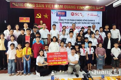 Trao quà 'Tiếp sức đến trường' cho học sinh hoàn cảnh khó khăn
