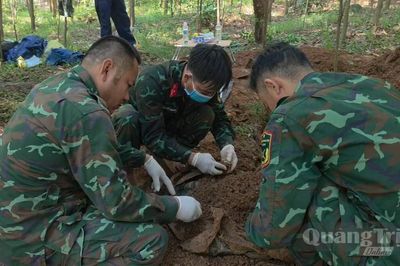 Phát hiện và cất bốc 2 hài cốt liệt sĩ tại bản Bãi Dinh