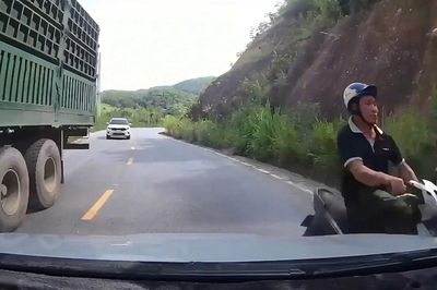 Xe máy vượt ẩu ở khúc cua, suýt đối đầu ô tô
