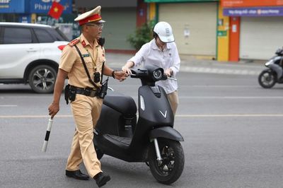 Hà Nội: Nhiều phụ huynh đi xe máy chở 3, học sinh không đội mũ bảo hiểm bị CSGT xử lý