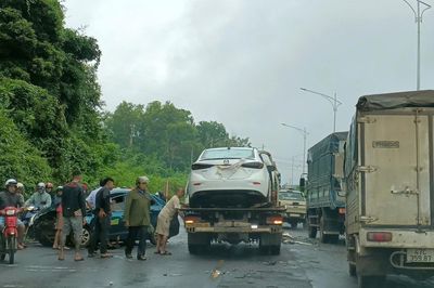 Hai ô tô tông nhau trên đường Hồ Chí Minh, một người bị thương, giao thông ùn ứ