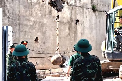 Nghẹt thở tháo gỡ quả bom nặng 300kg dưới móng nhà dân ở Hải Phòng
