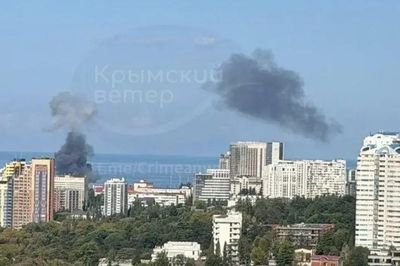 Tàu Nga bốc cháy sau đòn tập kích của Ukraine tại Sochi