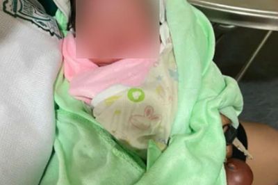 Phát hiện bé trai sơ sinh bị bỏ rơi ở sân nhà máy xát thóc