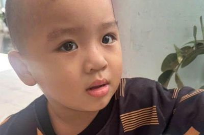 Bé trai 2 tuổi bị bỏ rơi trước cửa nhà dân, bên cạnh chỉ có mảnh giấy