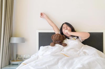 Trẻ ngủ nướng suốt kỳ nghỉ, cha mẹ cần làm gì trước ngày tựu trường?