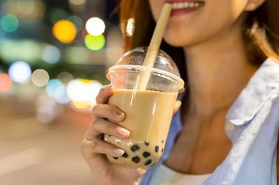 Uống trà sữa, cà phê đừng mắc sai lầm này: Một thói quen có thể khiến răng sâu nhanh hơn