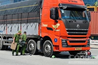 Cha đón con đi học về xảy ra tai nạn với xe tải, cha tử vong, con gái thoát nạn