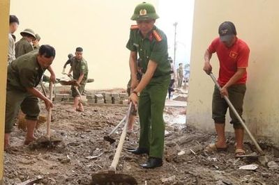 Công an và Quân đội dọn dẹp, vệ sinh các trường nội trú vùng biên trước ngày khai giảng