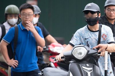 Chưa đủ tuổi đi xe máy, nam sinh lớp 12 vẫn mượn xe của bố mẹ chở em đi học