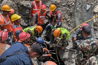 Video khoảnh khắc 2 công nhân Nepal được cứu sau 9 ngày kẹt trong hầm thủy điện