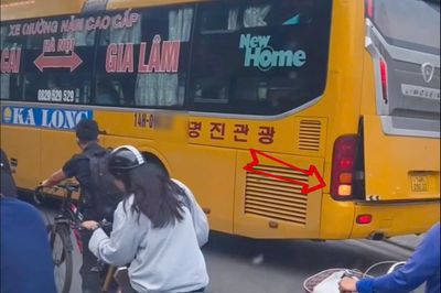 Phạt tài xế ô tô khách đi lùi, CSGT phát hiện thêm xe chạy không đúng tuyến