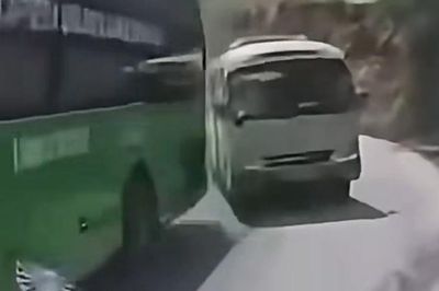 Kết đắng cho lái xe khách Hà Nội vượt ẩu trên quốc lộ