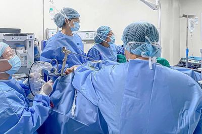 Người đàn ông 50 tuổi từ Mỹ về Việt Nam khám, bất ngờ phát hiện ung thư thanh quản từ khàn tiếng kéo dài