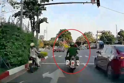 Cảnh sát 113 'mở đường' đưa bệnh nhân nghi tai biến đến bệnh viện