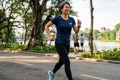 Sau tuổi 50, tập HIIT có giúp giảm mỡ bụng tốt hơn đi bộ?