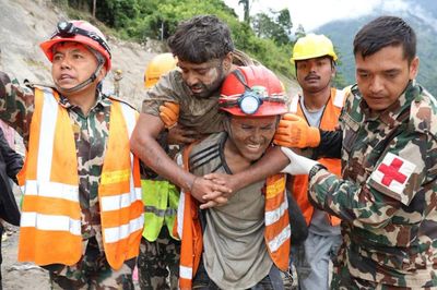 Nepal: 2 công nhân sống sót thần kỳ sau 9 ngày kẹt trong hầm do lũ quét