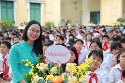 Hà Nội: Thầy cô và học trò trường THCS Trưng Vương rộn ràng đón năm học mới