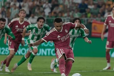 Real của HLV Mourinho thua sốc trong ngày mặc màu áo lạ mắt