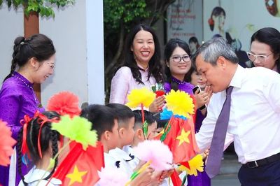 Chủ tịch Hà Nội Vũ Đại Thắng dự lễ khai giảng năm học mới tại Trường Tiểu học Ngô Thì Nhậm