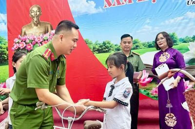 Chắt chiu đồng lương, công an xã tặng học sinh khó khăn món quà níu giữ ước mơ đến lớp