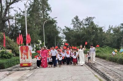 Ấm áp lễ khai giảng nơi đảo tiền tiêu Bạch Long Vĩ